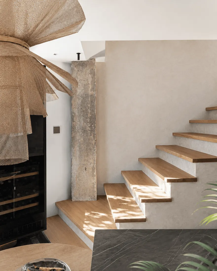 Escalera del showroom de Ritual con luz natural de día