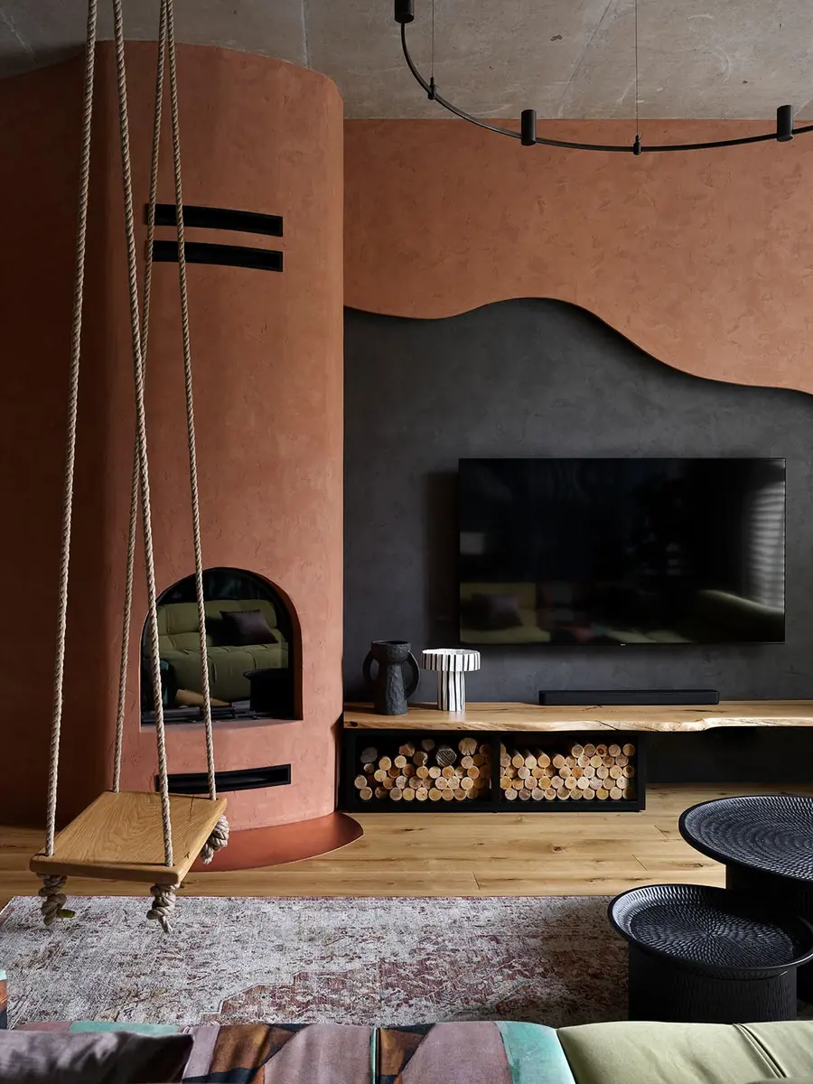 Sala con columpio y chimenea en la casa de Viktor Viden