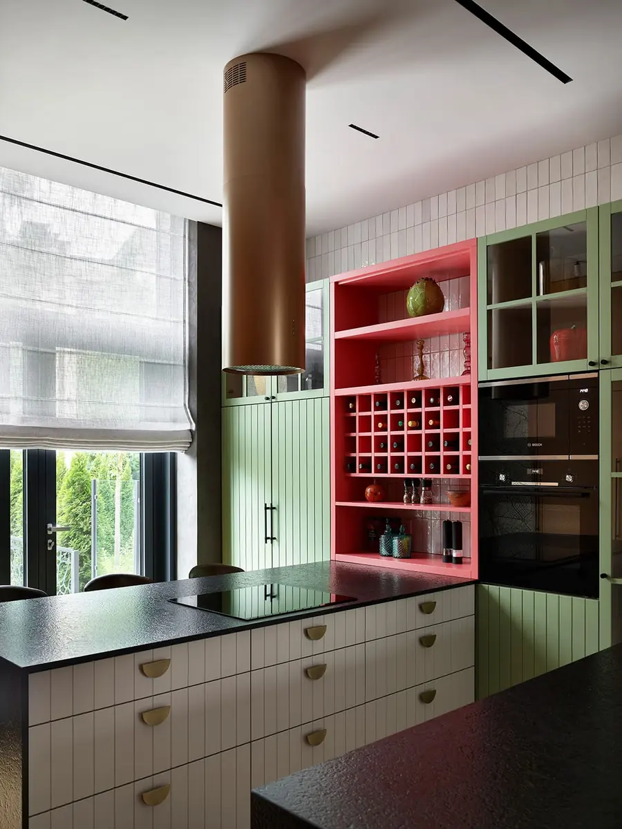 Cocina verde con botellero rojo